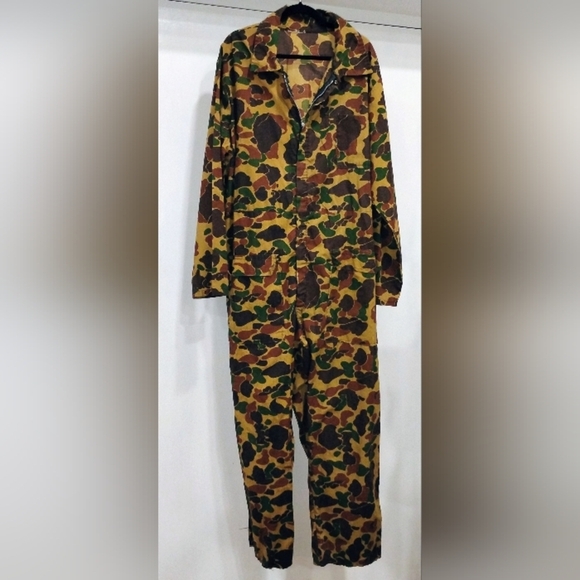 TWO CAMOUFLAGE HUNTERS' JUMPSUITS - Picture 2 of 14